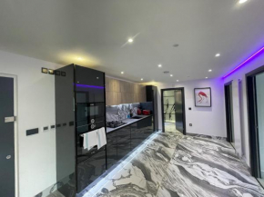 Modern and Stylish Penthouse Apartment next to Maidenhead Golf Course